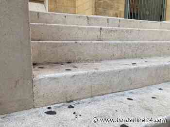 Bari, un tappeto di gomme da masticare: deturpato il sagrato della chiesa San Ferdinando - Borderline24.com