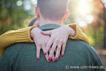 Der handgefertigte Verlobungsring: Warum entscheiden sich immer mehr Paare für diese Variante?