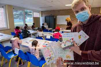 Asielzoekers versieren kerstkaartjes voor de slachtoffers van de watersnood in Wallonië
