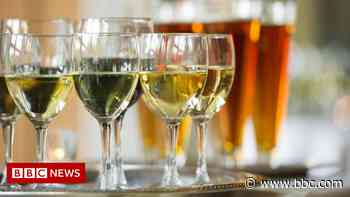 Warning of wine and spirits shortage at Christmas - BBC News