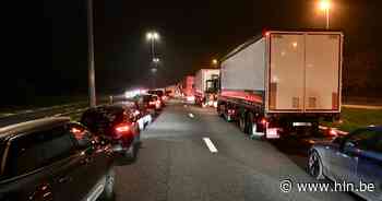 E403 dicht tussen Torhout en Lichtervelde na brand van auto op aardgas - Het Laatste Nieuws