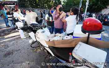 Enfermera improvisa módulo de vacunación en moto patrulla - El Sol de Cuernavaca