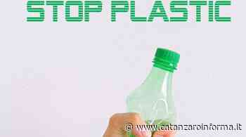 Nuccio Loreti e la sua opera Stop Plastica a Montauro - Catanzaro Informa