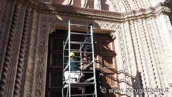 Restauratori all’opera sul portone del Palazzo dei Priori: grazie ai mecenati-cittadini dell’Art Bonus - PerugiaToday