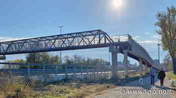 Opera, passerella non collaudata ma in molti la attraversano - Il Giorno