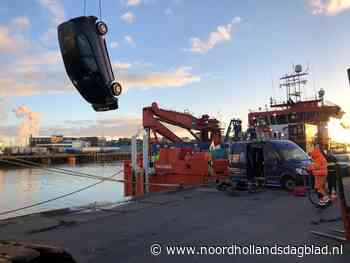 Alweer een auto de haven in. Duikers halen hem pijlsnel het water uit voordat de veerboot uit Newcastle arriveert: 'Het blijft oppassen geblazen' - Noordhollands Dagblad