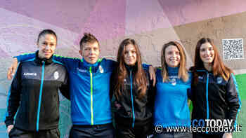 Il calcio dice «basta!» alla violenza sulle donne: il Lecco posa di fronte al murales - LeccoToday