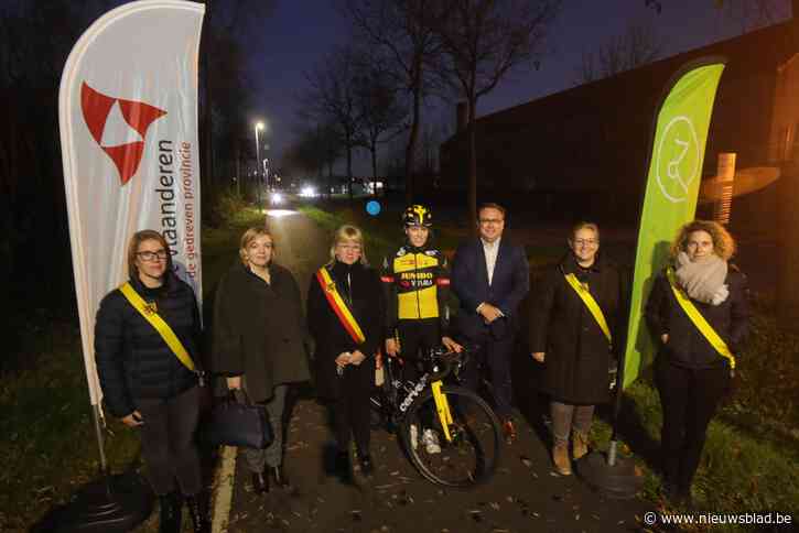 Profwielrenster Julie Van de Velde huldigt nieuw fietspad in