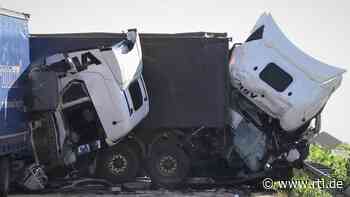 Bad Hersfeld: Verkeilte Laster sorgen für Mega-Stau - RTL Online