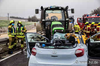 Schwerer Unfall auf der B492 bei Giengen: Auto und Traktor stoßen frontal zusammen - Heidenheimer Zeitung