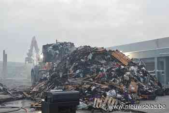 Distributiecentrum van 7.000 vierkante meter compleet verwoest na zware brand: “Magazijnen vol textiel helemaal verloren”