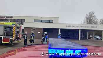 Großeinsatz wegen Schwelbrand in Pfuhler Schule - Schüler und Lehrer evakuiert