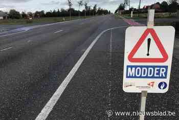 Gevaarlijke situatie door modder op de weg na uitrijden van maïs