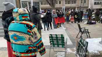 People in Saskatoon gather to support Wet'suwet'en hereditary chiefs - CBC.ca