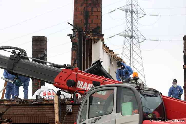 Maand na brand tweewoonst: voorzichtige ontmanteling dakconstructie en wachten op schadevergoeding