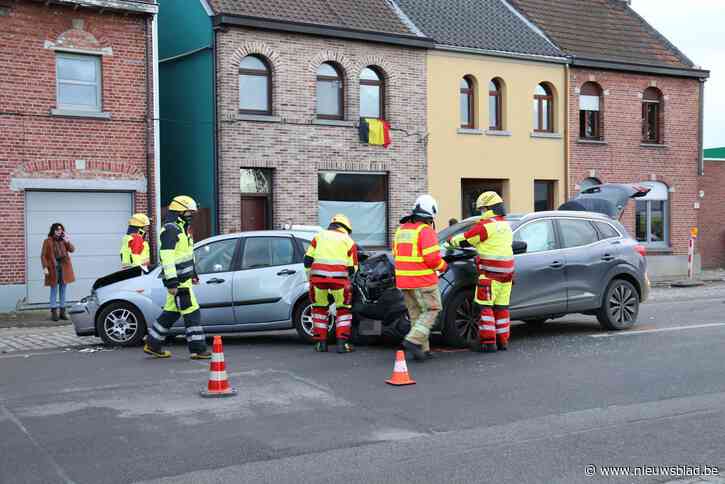 Kop-staartaanrijding met drie wagens veroorzaakt gewonde
