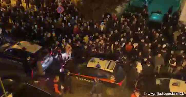 Saluti e urla di sostegno per gli arrestati dopo una tentata estorsione: in centinaia fuori dalla caserma dei carabinieri di Corato – Video