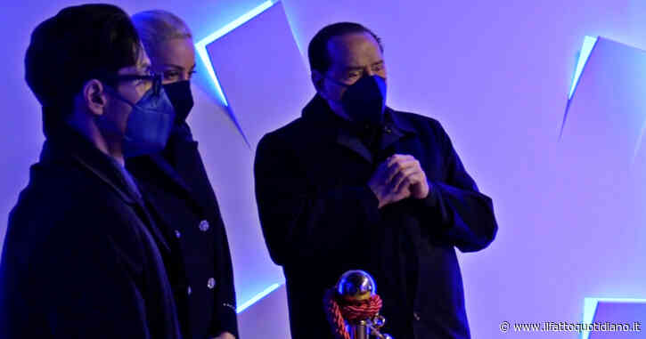 Berlusconi commosso saluta Ennio Doris: la visita alla camera ardente – Video