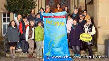 Aktionstag in Schramberg - Frauenbeirat nimmt wieder an internationalen Fahnenaktion teil - Schwarzwälder Bote