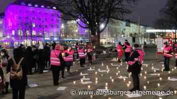 Mahnwache am Augsburger Königsplatz erinnert an die Opfer häuslicher Gewalt