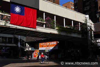 U.S. lawmakers defy China by meeting with officials in Taiwan