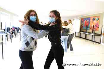 “Na corona denken sommigen dat er meer mag dan vroeger”: school geeft meisjes cursus zelfverdediging om mannetje te staan in uitgaansleven