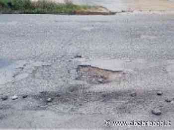 Buche e asfalto a pezzi, via Trecce è pericolosa: chiesti interventi - ciociariaoggi.it