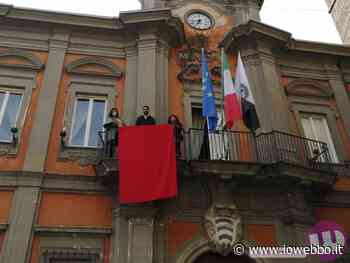 SORA - UN DRAPPO ROSSO SULLA FACCIATA DEL MUNICIPIO - ioWebbo