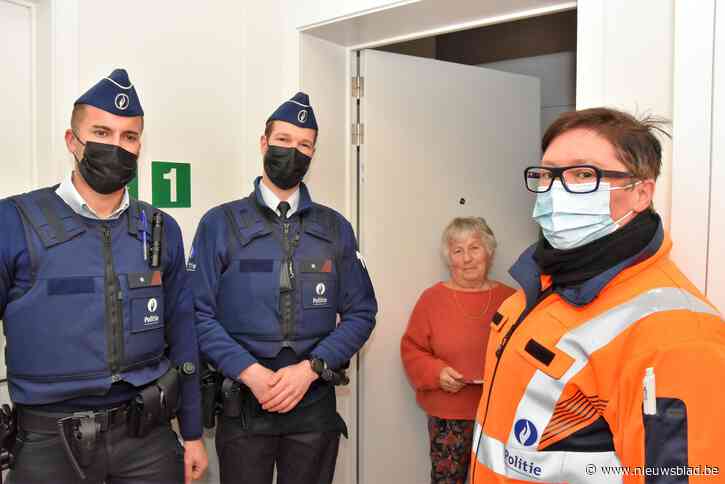 Politiemensen in opleiding wijzen Lieve (83) op originele manier op inbraakgevaar in appartementen: “Beter dan folder in de bus steken”