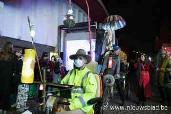 Parade Noorderlicht trekt door Antwerpen-Noord: riksja's, de moeder van Panamarenko en heel veel lampjes - Het Nieuwsblad