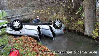 Unfall in Augsburg-Haunstetten: Auto landet in einem Bach