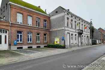 Stad houdt uitverkoop van oude gebouwen in deelgemeente