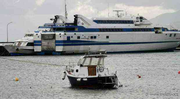 Maltempo nel porto di Capri, traghetto in partenza finisce contro aliscafo: paura tra i passeggeri - Il Mattino