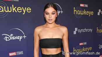 "Hawkeye"-Premiere: Hailee Steinfeld zeigt ihre Bauchmuskeln - Promiflash.de