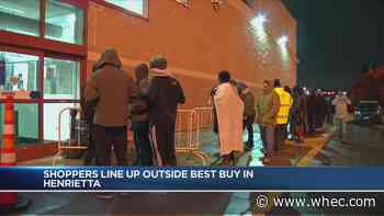 Cold temperatures don't stop Black Friday shoppers