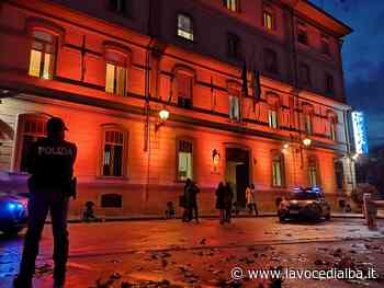 Questura e Carabinieri, a Cuneo si illuminano di arancione per "Orange the world", contro ogni forma di violenza - LaVoceDiAlba.it