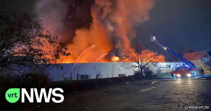 Grote brand op industrieterrein in Oudenaarde, brandweer nog altijd aan het nablussen - VRT NWS