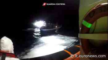 Ancora salvataggi davanti a Lampedusa e al largo di Crotone - euronews Italiano