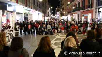 Bari, in strada contro la violenza di genere: 'Quest'anno ci mettiamo la faccia' - Repubblica TV