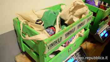 A Bari c'è VinoKilo: per quattro giorni la moda vintage si compra a peso. 'Ma si può anche donare' - Repubblica TV