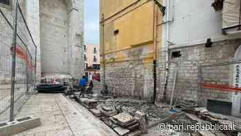Bari, accanto alla Cattedrale si sistemano le basole: "Pronte per la festa di San Nicola" - La Repubblica