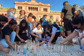 Más de 5 mil personas prendieron 2141 velas por la libertad de Milagro Sala - Tiempo Argentino