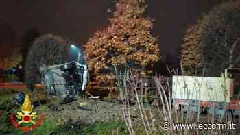 BALLABIO: SI RIBALTA SULLA ROTONDA E ABBATTE IL TRENINO - Lecco FM