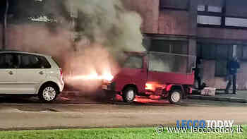 Fiamme in via XI Febbraio: furgoncino va a fuoco nel parcheggio - LeccoToday