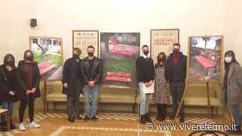 Fermo, quattro panchine si tingono di rosso: un "monumento" in memoria di una battaglia che si vince anche con la cultura - Vivere Fermo