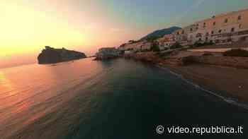 In volo all'alba sul borgo di Ischia Ponte: la clip è mozzafiato - Repubblica TV