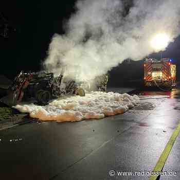 Radlader in Essen geht in Flammen auf - Radio Essen