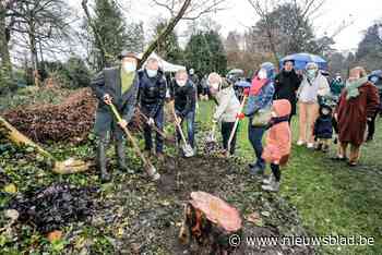 Eerste herinneringsboom voor supervrijwilliger Jaro De Bruyne geplant in arboretum