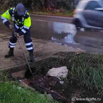 Ad Ardea l'immondizia intasa le scoline e le strade si allagano - Il Caffè.tv