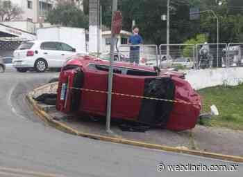 Motoqueiro “voa” após colisão com carro em Cotia - WebDiario